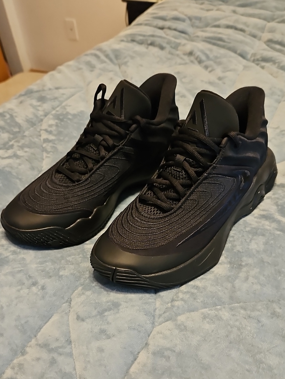 Nike Men's All-Black Giannis Immortality 4